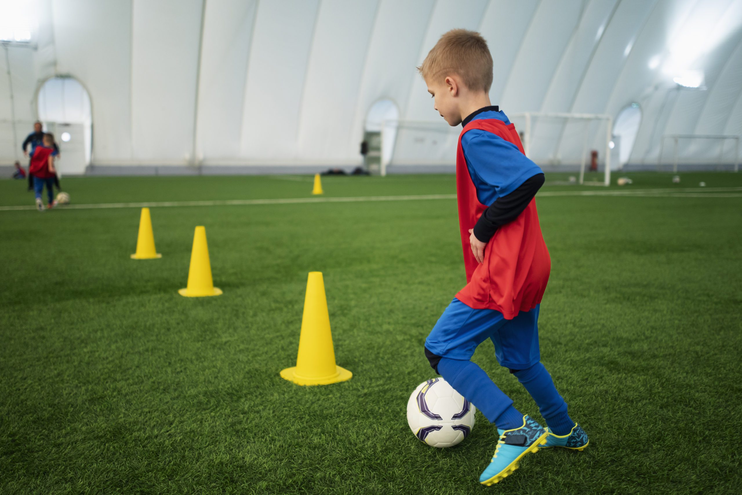 Garoto de tiro completo treinando no futebol