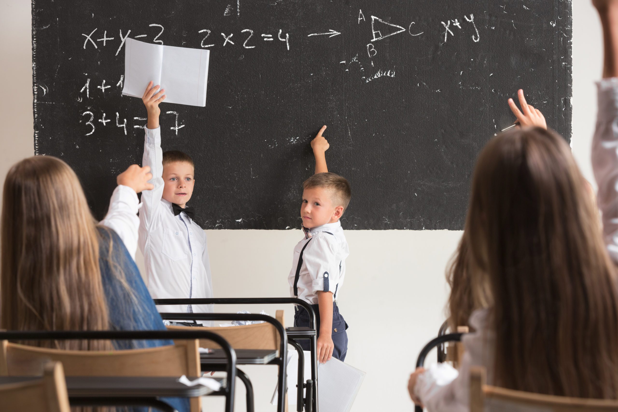 Crianças em idade escolar na sala de aula na lição